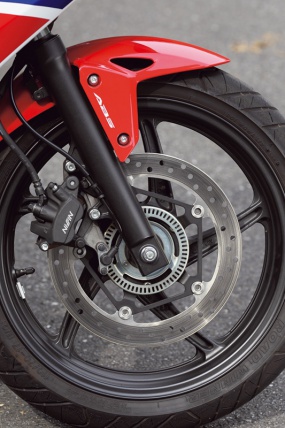 no152_cbr250r_07