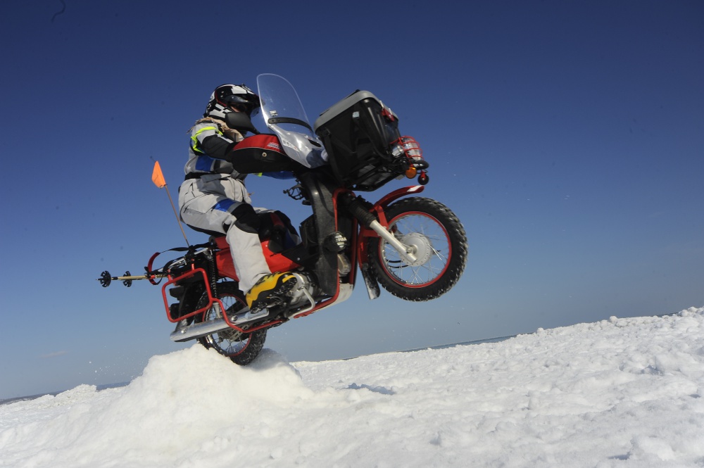 SUPER CUB スーパカブ110PROで流氷ジャンプ!