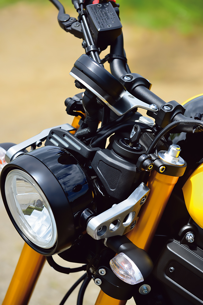 ヤマハ・XSR900のヘッドライト