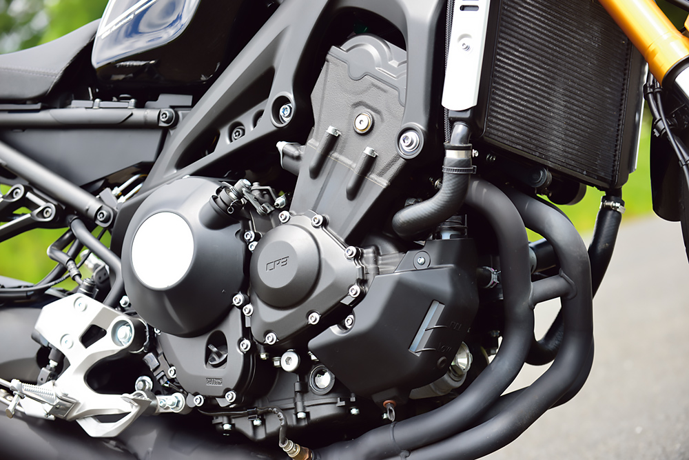 ヤマハ・XSR900のエンジンは直列3気筒