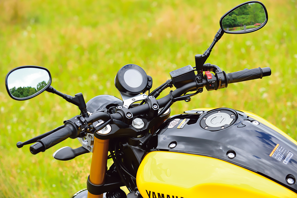 ヤマハ・XSR900のハンドル