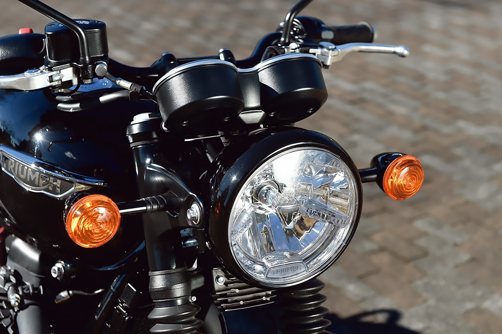 TRIUMPH・ボンネビル T120 ブラックのヘッドライトまわり
