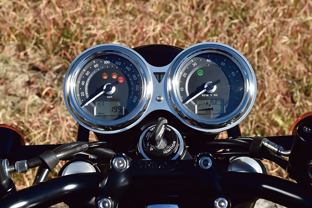 TRIUMPH・ボンネビル T120 ブラックのメーターまわり