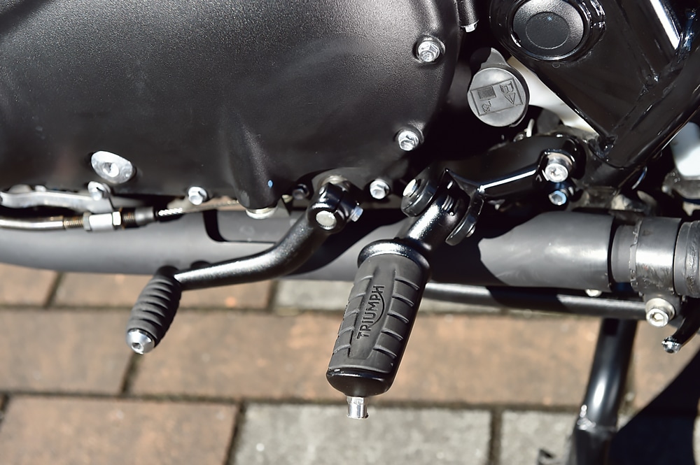 TRIUMPH・ボンネビル T120 ブラックの左ステップ&ブレーキペダル