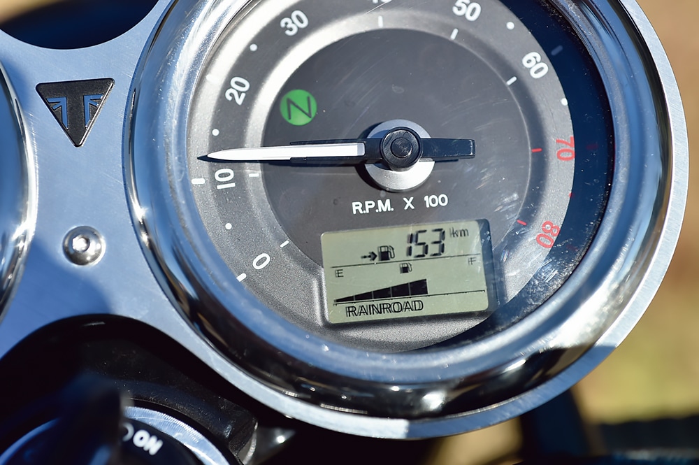 TRIUMPH・ボンネビル T120 ブラックのメーター