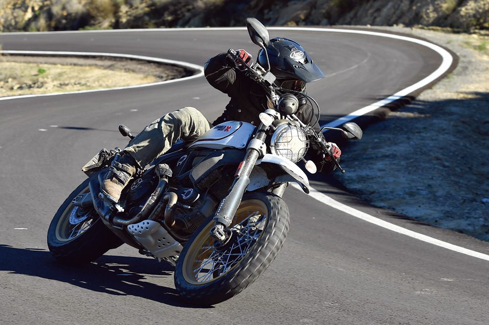Scrambler Desert Sledの海外試乗会でワインディングを試乗インプレッション