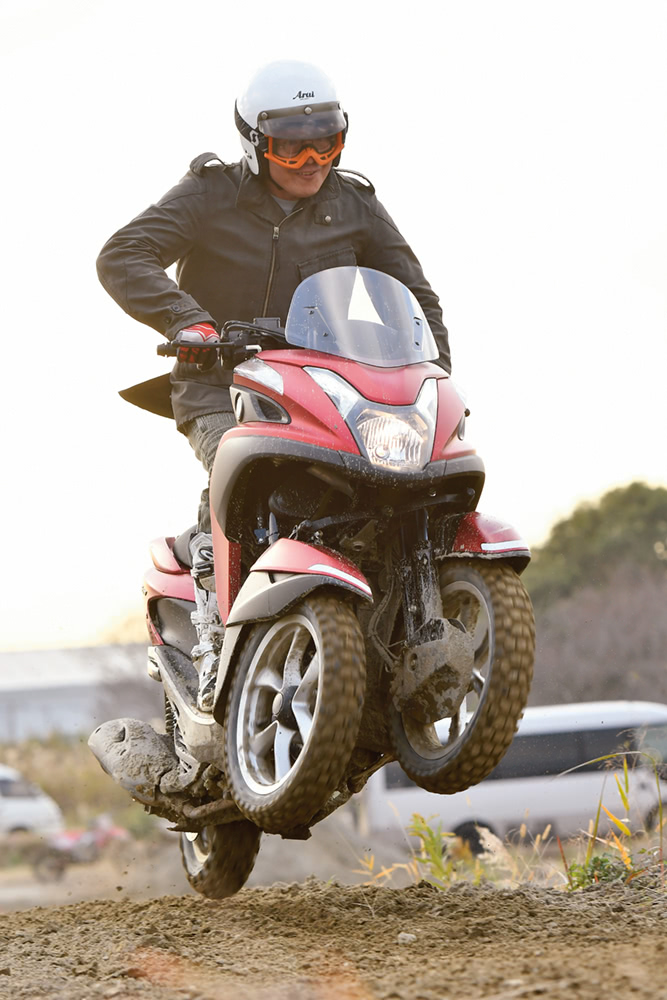 TRICITY125でジャンプのインプレッション! オフロードコースだって走れるのだ!