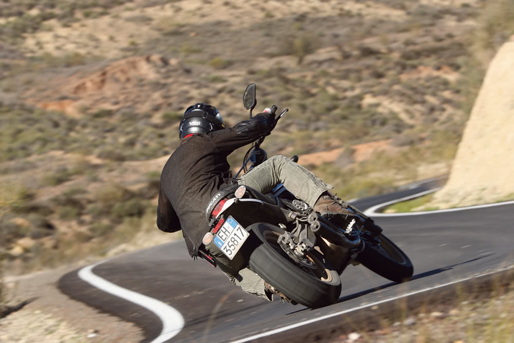 ピレリのタイヤにものを言わせてグイグイ走る、DUCATIのスクランブラーデザートスレッド
