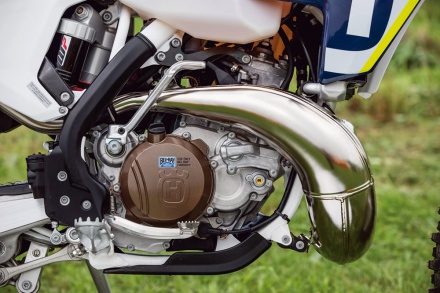 Husqvarna TE250iの2ストロークエンジンはフューエルインジェクションを採用