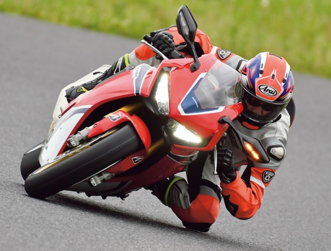 CBR1000RRをサーキットでインプレッションしながら、ヒジすりに挑戦!