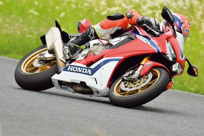 CBR1000RRでハングオン気味にサーキットをコーナリングしてインプレッション!