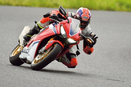 バンク中に手を離してピースサインを出せる余裕がCBR1000RRにはあった!
