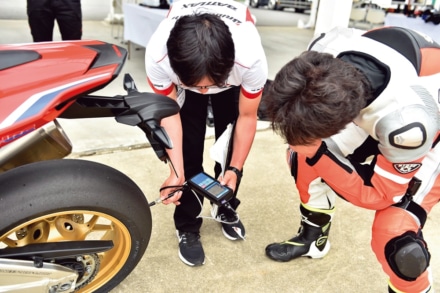 CBR1000RRのタイヤ温度を測る