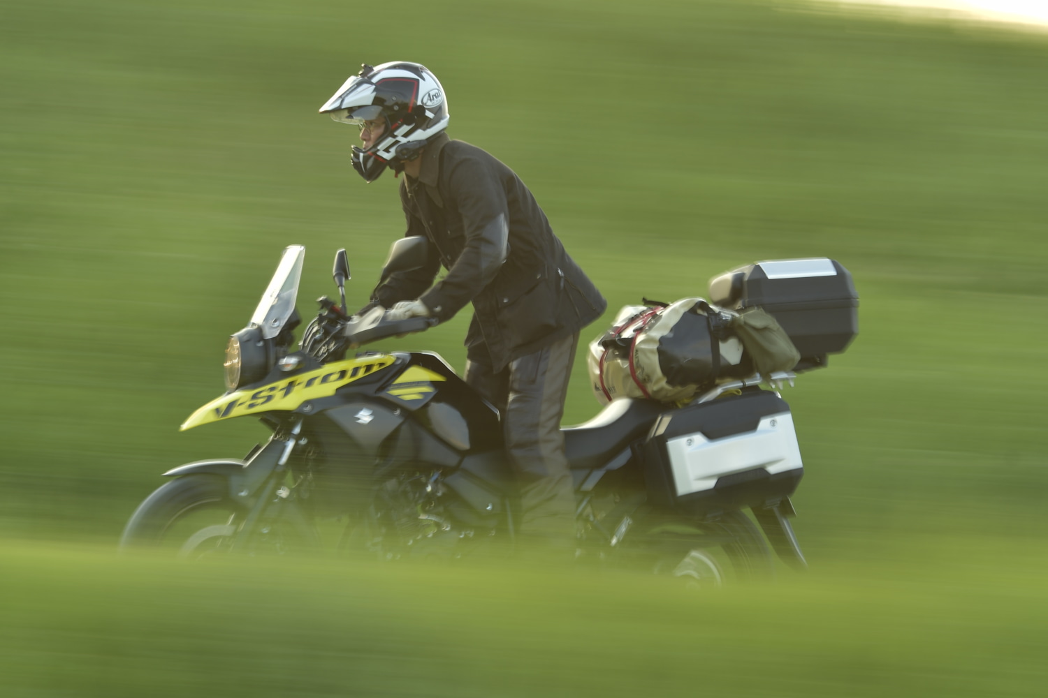 荷物を積んだVストローム250。キャンプツーリングも使いやすい一台だ