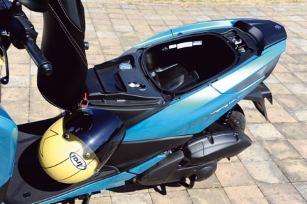 ヤマハ・トリシティ125のシート下&ヘルメットホルダー
