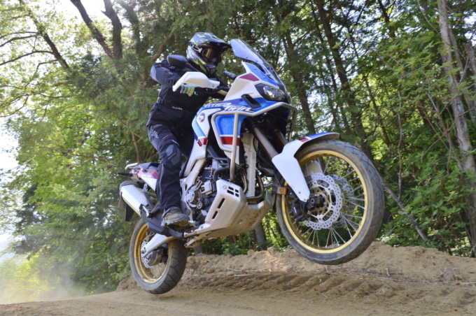 CRF1000Lアフリカツインアドベンチャースポーツでジャンプ!