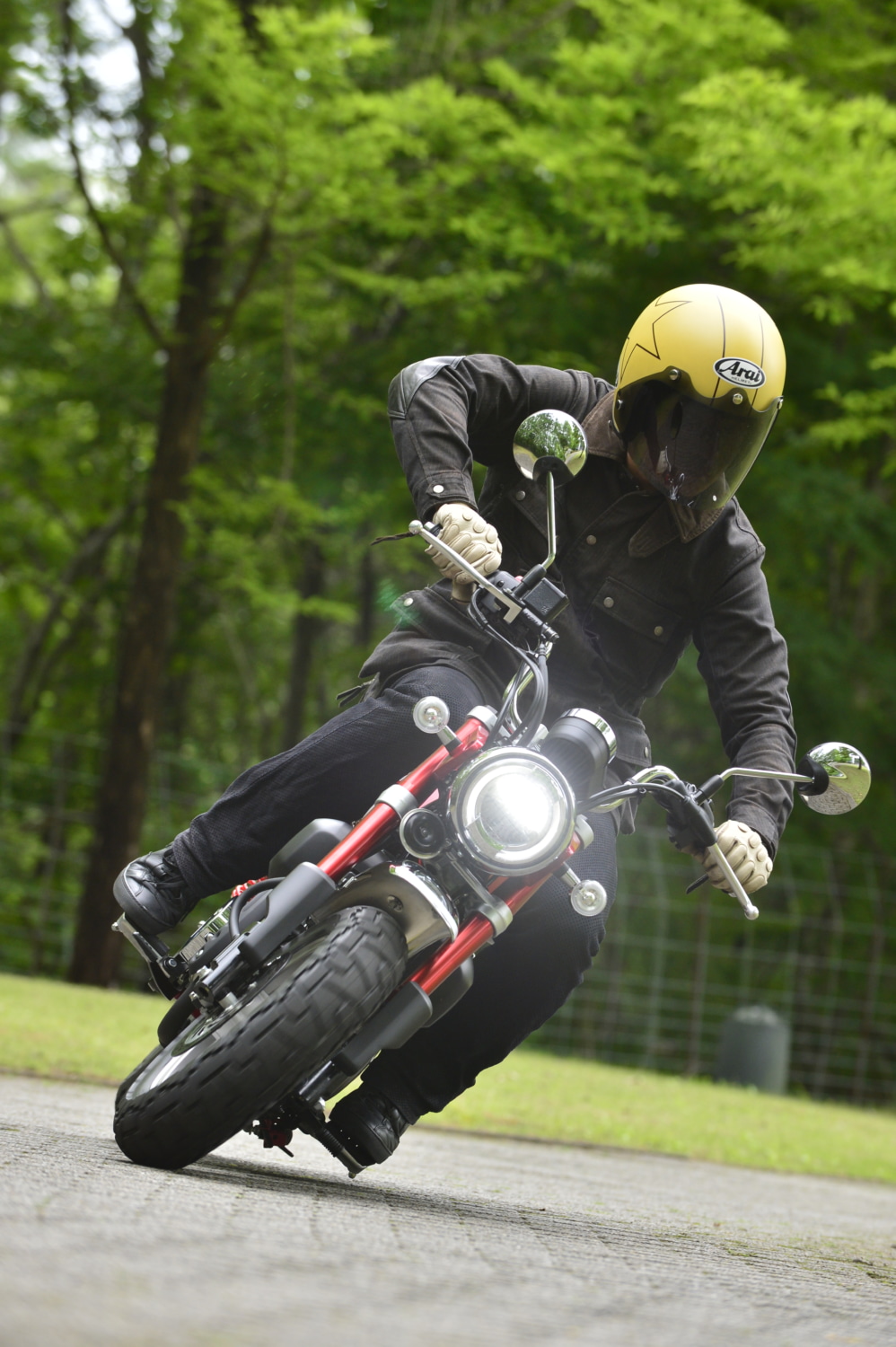 ぐわっとスポーティにコーナリングするのもおもしろいMonkey125