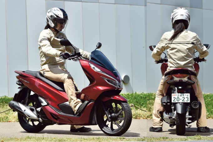 ホンダ・PCX150の足つき状況。試乗インプレッションライダーは171cmの吉田 朋