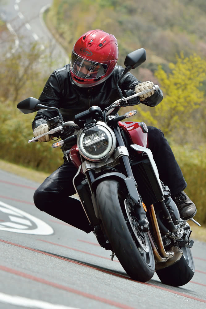 CB1000Rでワインディングを快走する