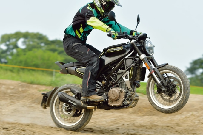 HUSQVARNAのSVARTPILEN401でフロンとアップ! この車格はダートセクションも楽しめる!