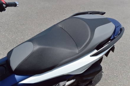 新型フォルツァのシートは2段式