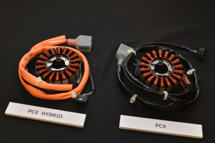 PCXハイブリッドのACGスターターモーター(左)