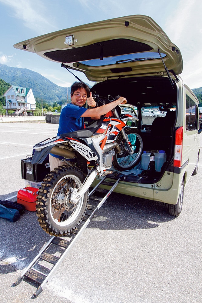 ホンダのNバンは床も広くフルサイズのオフロードバイクも積みやすい