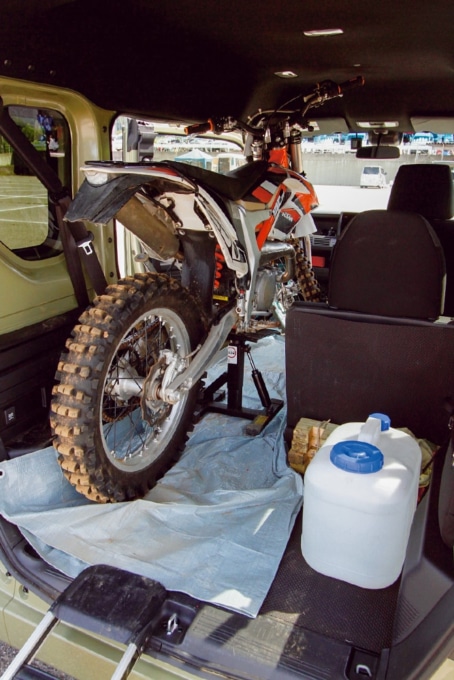 バイクの固定には市販のリフトスタンドを使用。ホンダのNバンの床には汚れ防止にブルーシートを敷いている