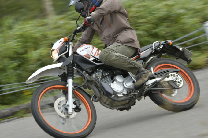 新型セロー250でコーナリング。ワインディングもインプレッション