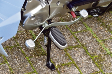 ホンダ・スーパーカブC125のフットペグ&サイドスタンド