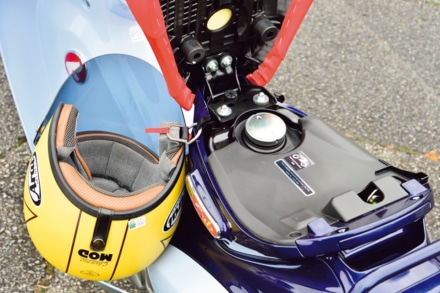 ホンダ・スーパーカブC125のシート下&ヘルメットホルダー