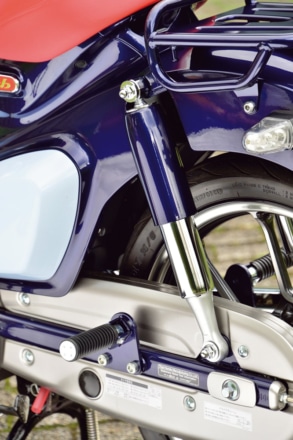 ホンダ・スーパーカブC125のタンデムステップは日本だけのオリジナル