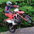 CRF450Lでひねりを入れてジャンプ! オフロードコースでもインプレッションを行なった