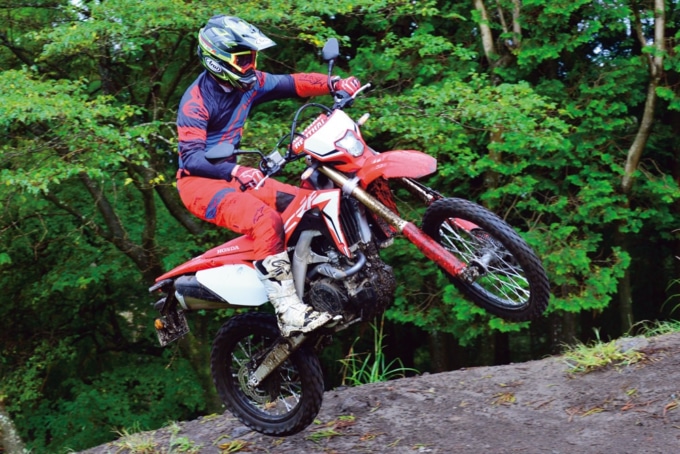 CRF450Lでひねりを入れてジャンプ! オフロードコースでもインプレッションを行なった