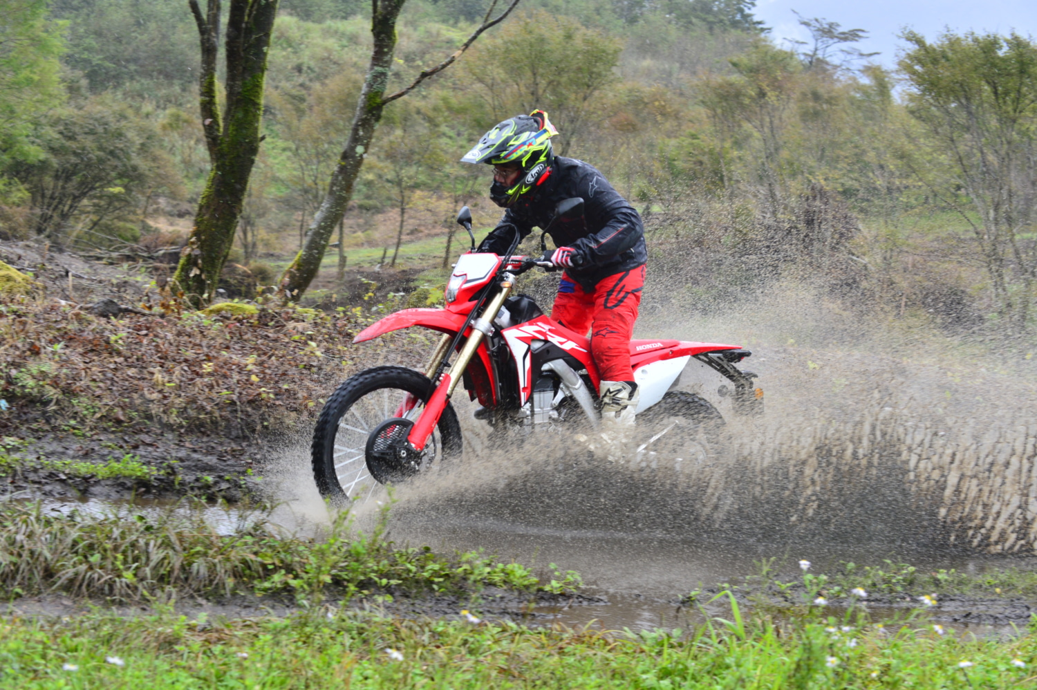 CRF450Lで水たまりを通過