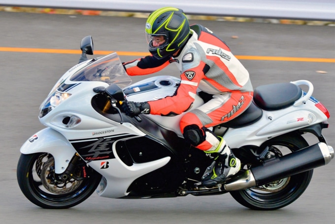 新型タイヤ、バトラックスS22を高速周回路でインプレッション