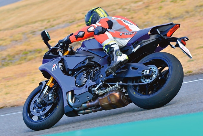 新型タイヤ、バトラックスS22でワインディングをインプレッション