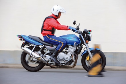 バイクの急ブレーキのかけ方｜教習で役立つ安全な急制動のポイント