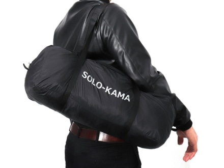 カマボコテントソロULを収納袋に入れ肩がけ