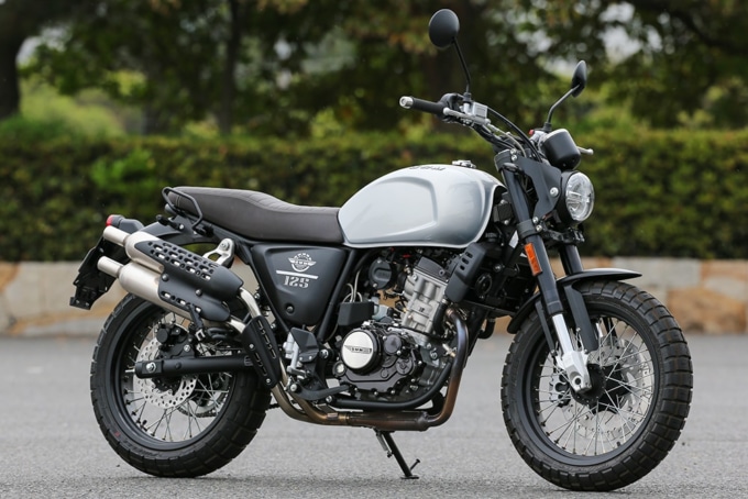 SWM アウトロー125 右サイドビュー