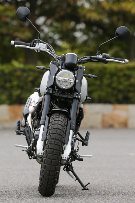 SWM アウトロー125 フロントサイドビュー