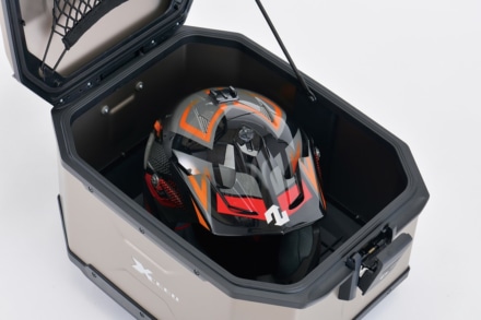 ヘプコ&ペッカー XCEED トップケース45にオフロードヘルメットを収納
