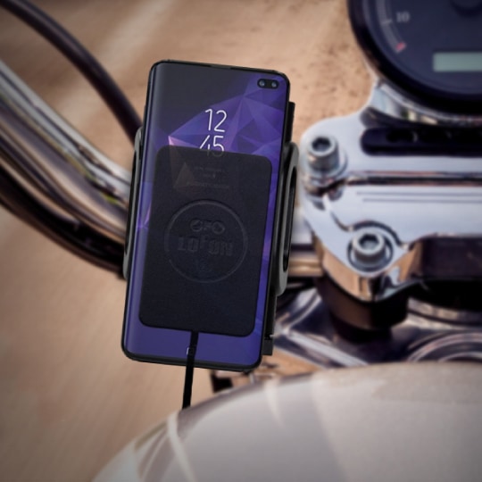 LOFON ワイヤレス防水充電パッド バイクのスマートフォンホルダーに装着した様子