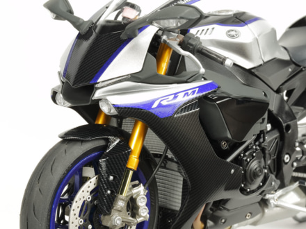 タミヤ 1/12 マスターワークコレクション ヤマハ YZF-R1M 2018(完成品)フロントカウルアップ