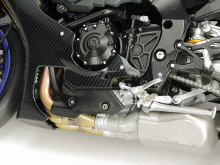 タミヤ 1/12 マスターワークコレクション ヤマハ YZF-R1M 2018(完成品)エンジンアップ
