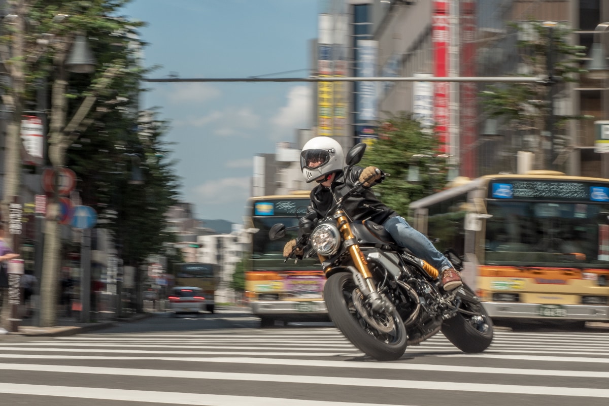 ドカティ スクランブラー1100 スポーツで街中を走行
