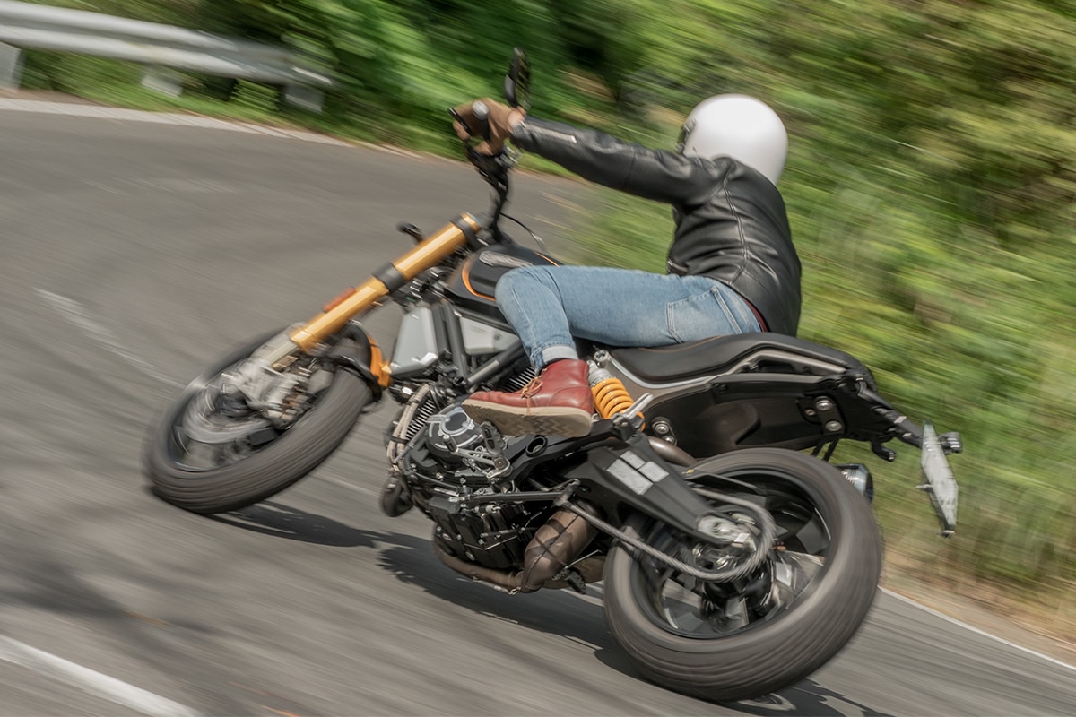 ドカティ スクランブラー1100 スポーツ コーナーリング走行