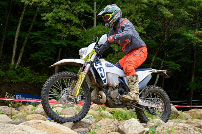 HUSQVARNA TE150i(2020年モデル)でロックセクションを走行