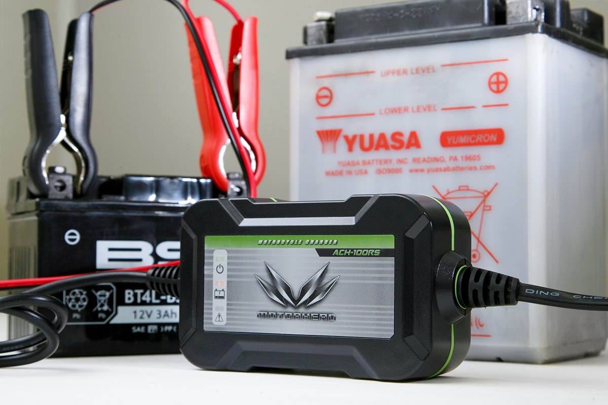 MOTORHEAD RIDERS BATTERY CHARGER ACH-100RSで充電している様子