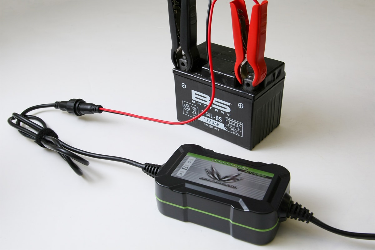 MOTORHEAD RIDERS BATTERY CHARGER ACH-100RSに付属のワニ口クリップケーブルを使って充電している様子